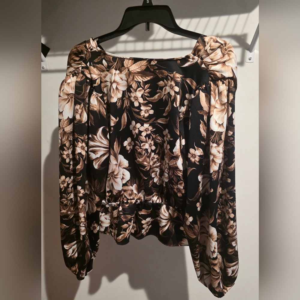 Vintage-Inspired Floral Peplum Blouse with Puff Sleeves - Picture 3 of 4